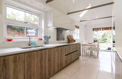 Bromley Common and Keston Cottage | Dreamwood Lodge: Pet-Friendly Retreat with Hot Tub