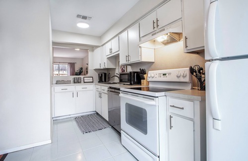 Longview House | Inviting 2-Bedroom Longview Townhome with Pool & Breakfast
