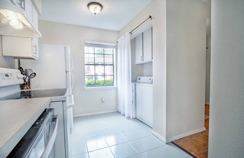 Longview House | Inviting 2-Bedroom Longview Townhome with Pool & Breakfast