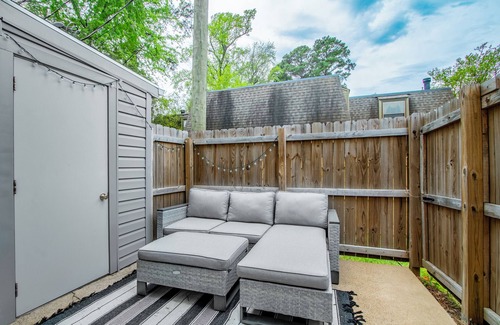 Longview House | Inviting 2-Bedroom Longview Townhome with Pool & Breakfast