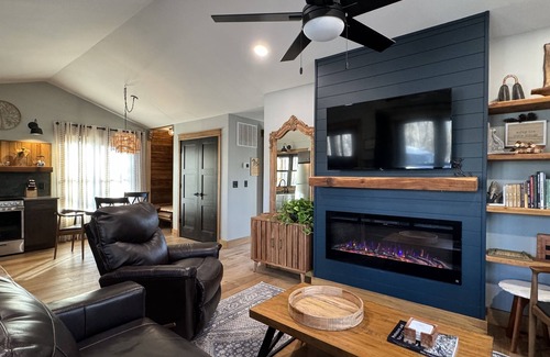 Carbondale Cabin | Idyllic Woodland Retreat with Spa and Hot Tub Access