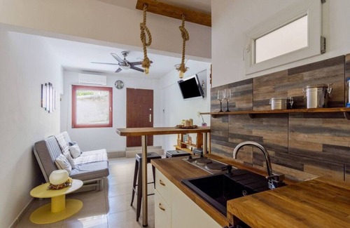 Palaio Faliro Apartment | Dreamy Cove, Artistic Hideaway near Floisvos 1BD