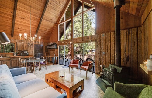 Burley Cabin | Serene Island Cabin with Loft, Pool Access & Pet Friendly