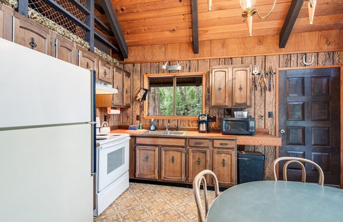 Burley Cabin | Serene Island Cabin with Loft, Pool Access & Pet Friendly