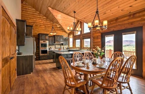 Kanab Cabin | Inviting Kanab Cabin with Hot Tub & Breathtaking Views