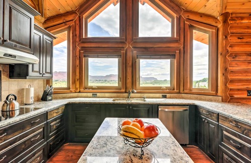 Kanab Cabin | Inviting Kanab Cabin with Hot Tub & Breathtaking Views