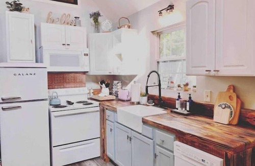 Sylacauga Cottage | Idyllic Lakefront Cottage with Pool and Spa on Lay Lake