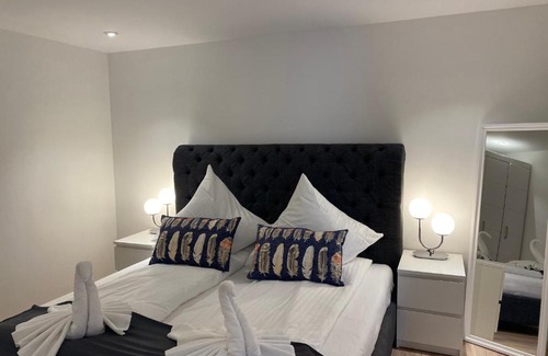 Holweide Apartment | Elegant Basement Retreat with Family-Friendly Amenities