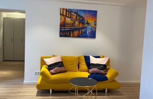 Holweide Apartment | Elegant Basement Retreat with Family-Friendly Amenities