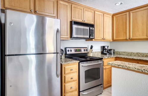 Santa Clara Apartment | Modern Santa Clara 2BR Retreat with Pool and Gym Access
