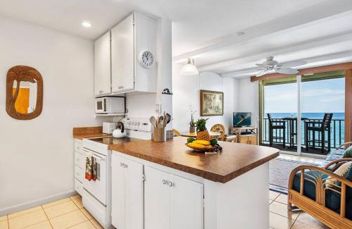 Kailua-Kona House | Oceanfront Oasis: Hale Kona Kai 307 with Pool & Kids' Fun