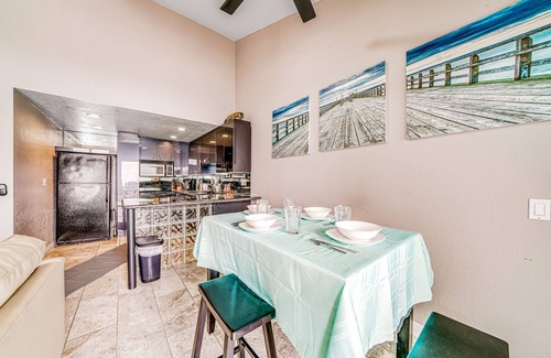 South Oceanside Condo | Idyllic Waterfront Retreat with Balcony and Beach Access