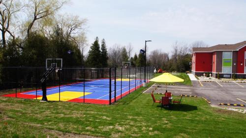 Central Huron Hotel | Elegant Dreamz Inn: 5-Star Stay with Pool & Hot Tub