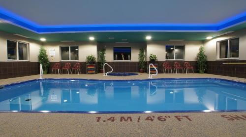 Central Huron Hotel | Elegant Dreamz Inn: 5-Star Stay with Pool & Hot Tub