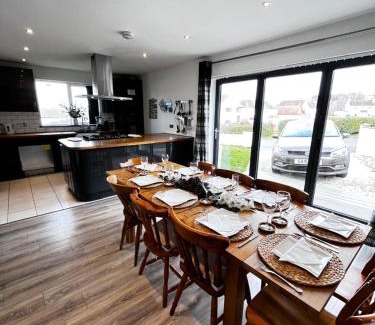 Colinton House | Cozy Dreghorn House: Pet-Friendly Stay with Free Wifi