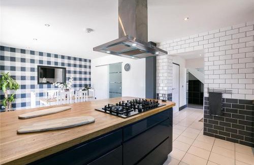 Colinton House | Cozy Dreghorn House: Pet-Friendly Stay with Free Wifi