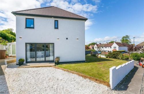 Colinton House | Cozy Dreghorn House: Pet-Friendly Stay with Free Wifi