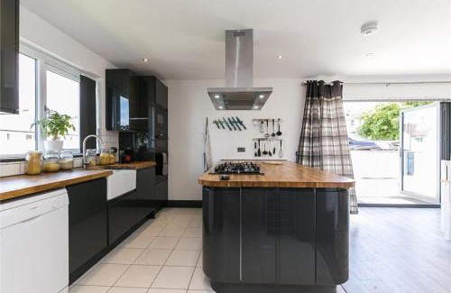 Colinton House | Cozy Dreghorn House: Pet-Friendly Stay with Free Wifi