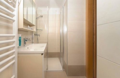 Altfinkenstein House | Comfortable Dreibettzimmer at Finkensteiner Hof Retreat