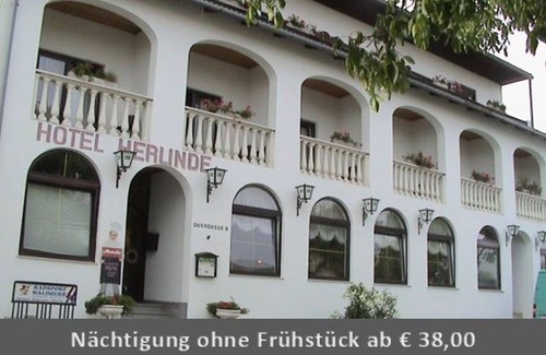 Podersdorf am See House | Comfortable Triple Room with Breakfast at Hotel Gästehaus Herlinde