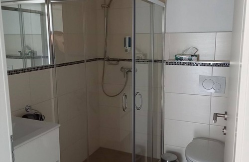 Stadl-Predlitz House | Comfortable Triple Room with Spa Access at Gasthof zum Postwirt