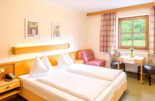 Huettschlag Hotel | Comfortable Dreibettzimmer "Edelweiss" at Hotel Almrösl