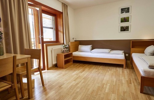 Ossiach Bed & Breakfast | Comfortable Dreibettzimmer at Forstliche Ausbildungsstätte