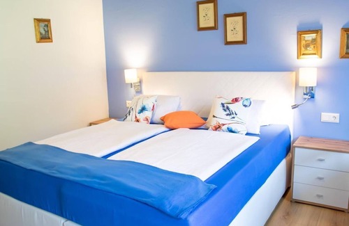 Feld am See Bed & Breakfast | Pet-Friendly Dreibettzimmer at Klamberghof Burgstaller