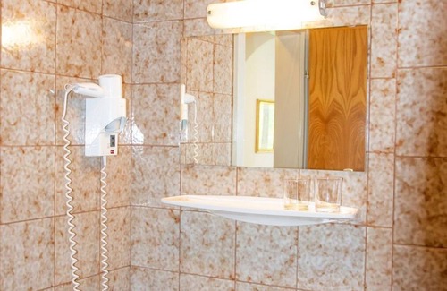 Feld am See Bed & Breakfast | Pet-Friendly Dreibettzimmer at Klamberghof Burgstaller