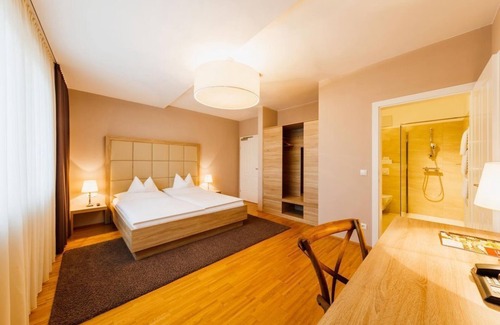 Feldbach House | Comfortable Dreibettzimmer at Pfeilers Bürgerstüberl Hotel