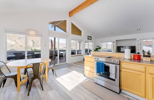 Orondo House | Unwind at Drift Away Lake House with Pool & Scenic Views
