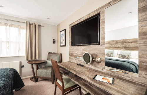 Wyboston Hotel | Relax at The Waterfront Hotel Spa & Golf - 4-Star Comfort