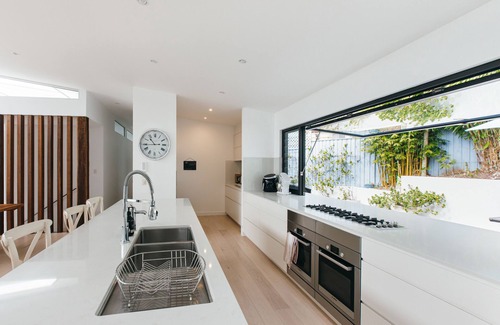 Avoca Beach House | Oceanfront Drift Beach House with Spa Near Avoca Beach