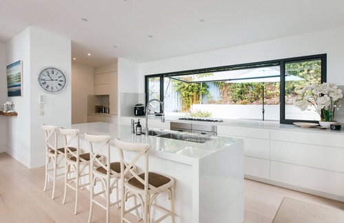 Avoca Beach House | Oceanfront Drift Beach House with Spa Near Avoca Beach