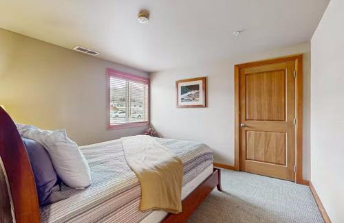 Chelan Apartment | Guest Rated 9.4: Driftin' Cabanas with Oceanfront Views