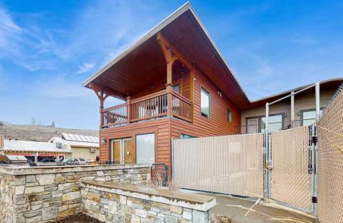 Chelan Apartment | Guest Rated 9.4: Driftin' Cabanas with Oceanfront Views