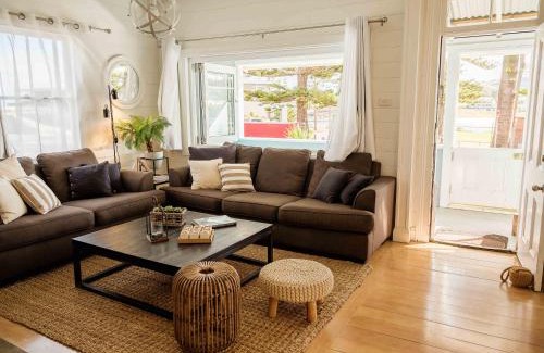 Kiama Villa | Pet-Friendly Driftwood Beach House with Oceanfront Views