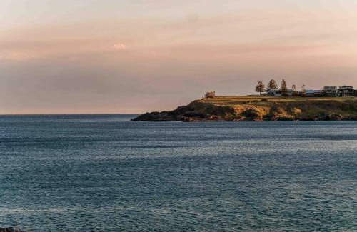 Kiama Villa | Pet-Friendly Driftwood Beach House with Oceanfront Views