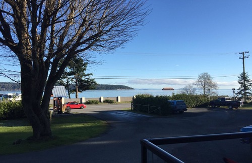 Campbell River Cottage | Cozy Driftwood by the Sea Inn with Oceanfront Pool