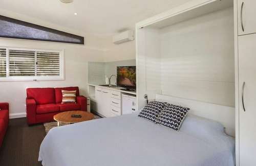 Patonga House | Driftwood By The Water: Top-Rated Retreat with Pool & Kitchen