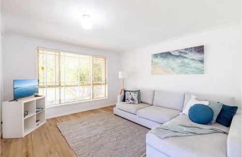 Fingal Bay House | Pet-Friendly Driftwood Cottage with Wi-Fi and Ground Floor Access