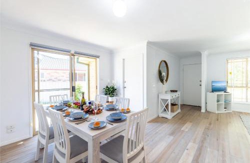 Fingal Bay House | Pet-Friendly Driftwood Cottage with Wi-Fi and Ground Floor Access