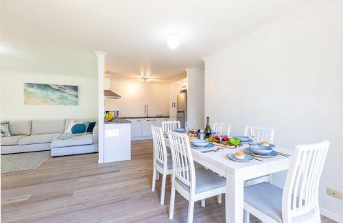 Fingal Bay House | Pet-Friendly Driftwood Cottage with Wi-Fi and Ground Floor Access