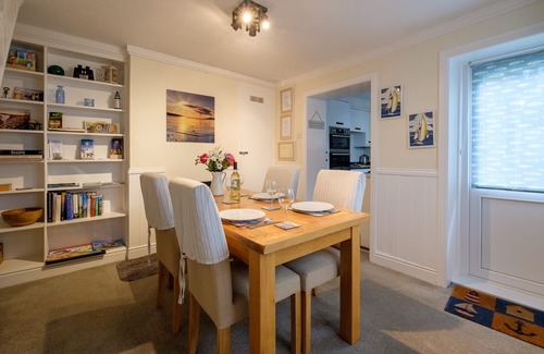 Ventnor Cottage | Driftwood Cottage: Oceanfront Retreat with 10/10 Guest Rating