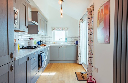 Sandgate Cottage | Driftwood Cottage by Bloom Stays - Family-Friendly Ocean Views