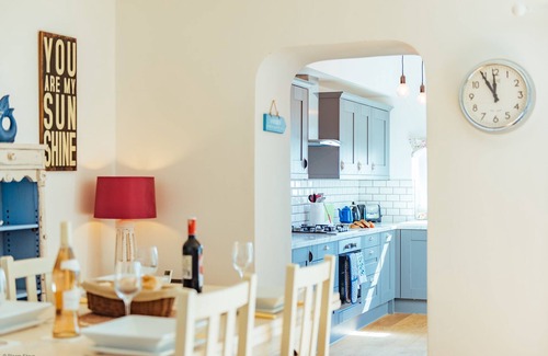 Sandgate Cottage | Driftwood Cottage by Bloom Stays - Family-Friendly Ocean Views