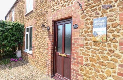Heacham House | Delightful Driftwood Cottage: 4-Star Family Retreat