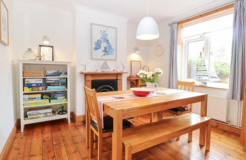 Heacham House | Delightful Driftwood Cottage: 4-Star Family Retreat