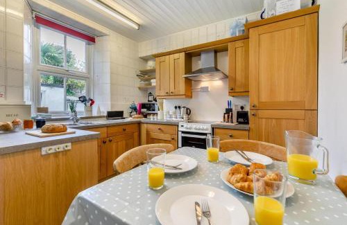 Mousehole House | Pet-Friendly Driftwood Cottage in Picturesque Mousehole