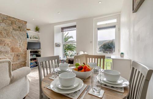 Mousehole House | Pet-Friendly Driftwood Cottage in Picturesque Mousehole